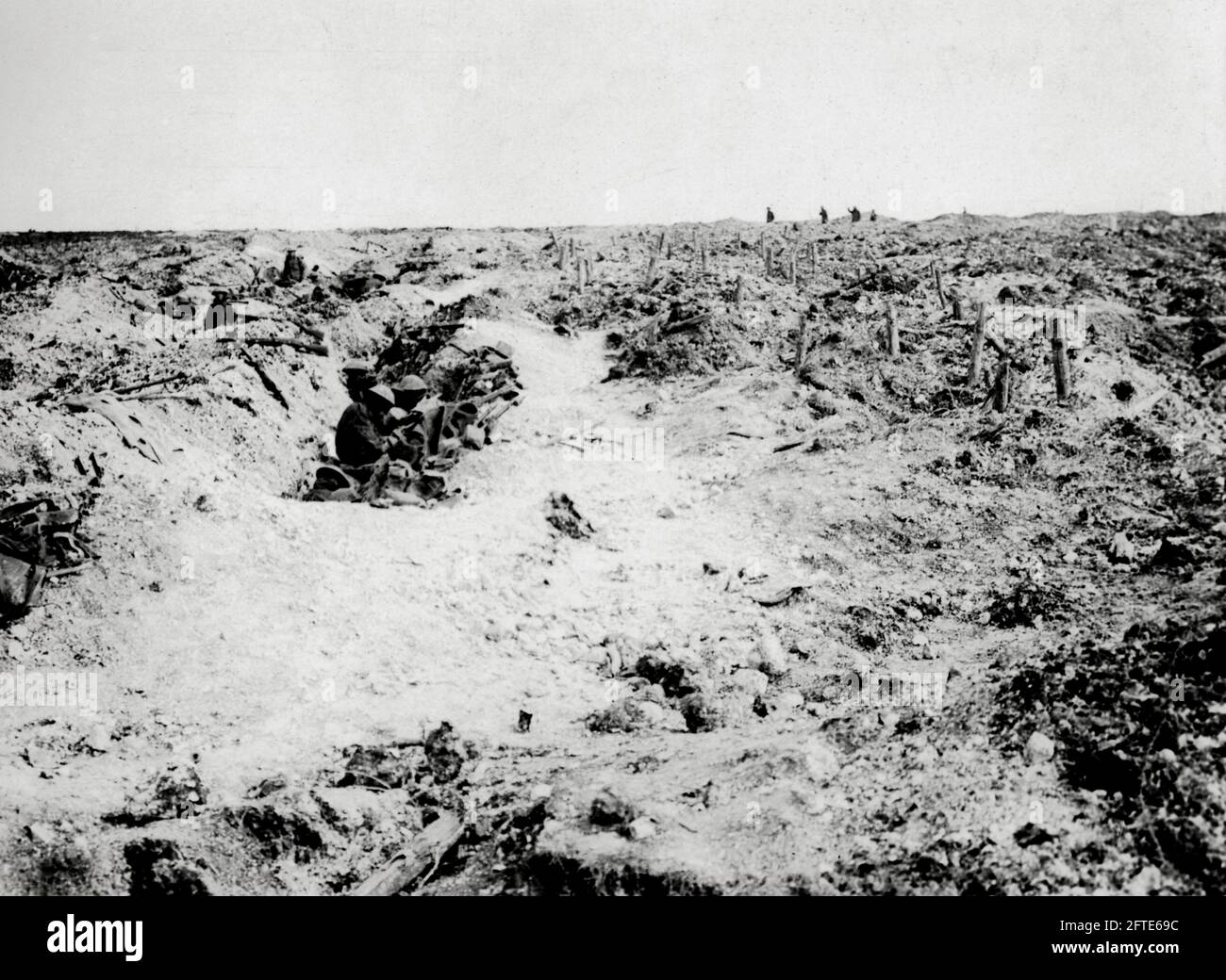 Première Guerre mondiale, première Guerre mondiale, front de l'Ouest - terrain frappé par Shell, hommes occupant une ancienne première ligne de tranchée allemande, France Banque D'Images