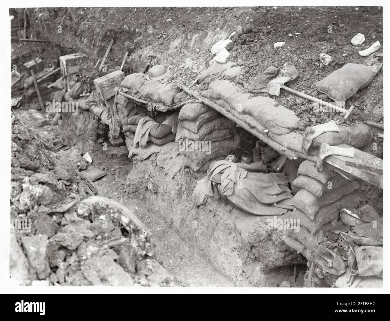 World War One, WWI, Western Front - des hommes qui prennent une sieste dans les couchettes dugout, France Banque D'Images