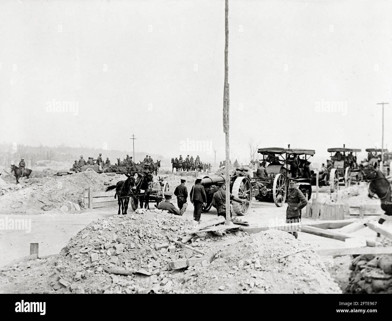 Première Guerre mondiale, première Guerre mondiale, front occidental - gros canons se déplaçant vers le front, France, artillerie. Banque D'Images