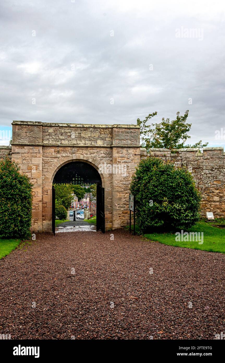 Castlegate vu à travers la porte d'entrée principale à plateau, voûtée, de la prison de Jedburgh avec ses faux portcullis et yett dans des murs couverts Banque D'Images