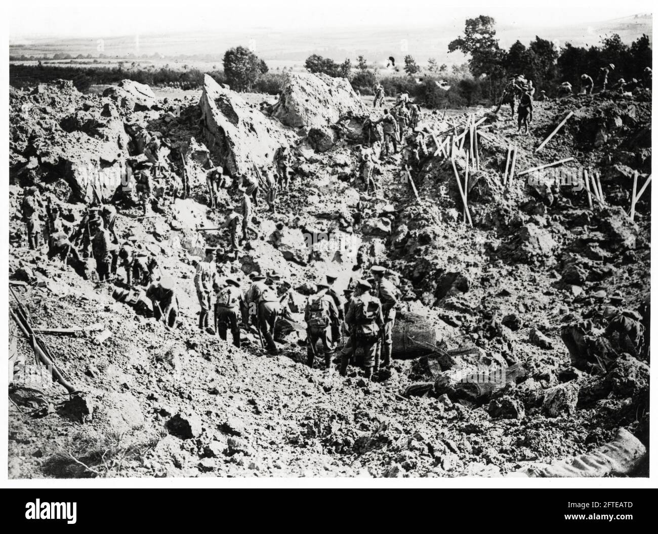 Première Guerre mondiale, première Guerre mondiale, front occidental - vue du cratère minier en cours de consolidation, France Banque D'Images