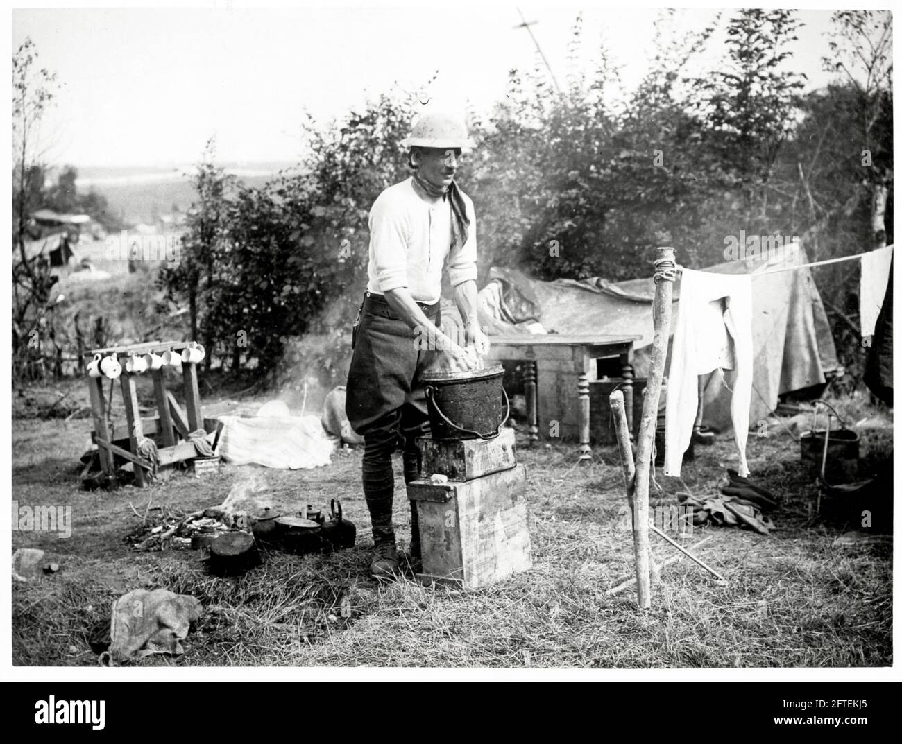 Première Guerre mondiale, première Guerre mondiale, Front occidental - l'homme lave les vêtements dans le champ, France Banque D'Images