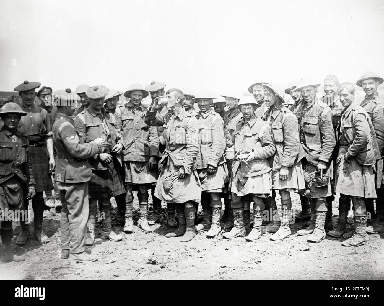 Première Guerre mondiale, première Guerre mondiale, front occidental - Black Watch, régiment écossais, étant délivré rhum, France Banque D'Images