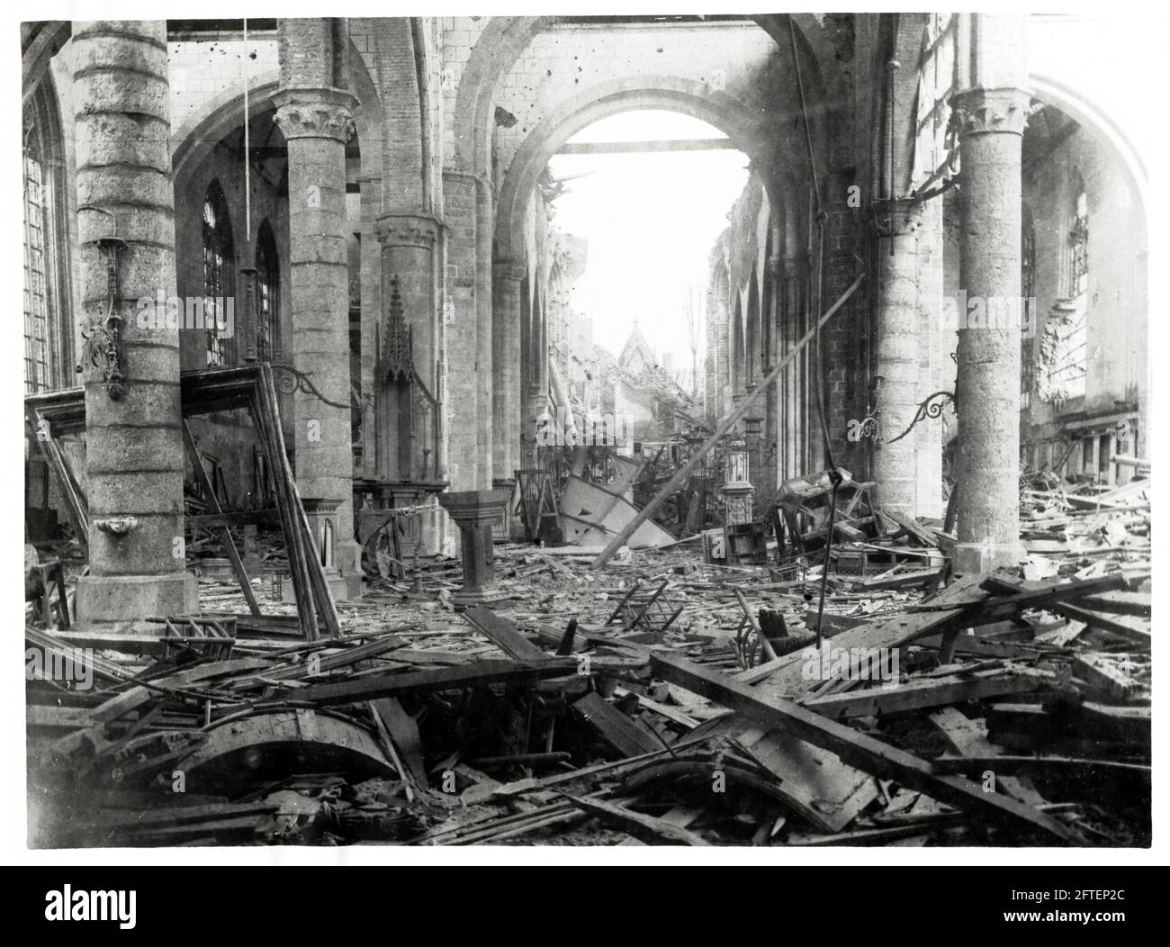 Première Guerre mondiale, première Guerre mondiale, Front occidental - intérieur ruiné de l'église, Ypres, Flandre Occidentale, Belgique Banque D'Images