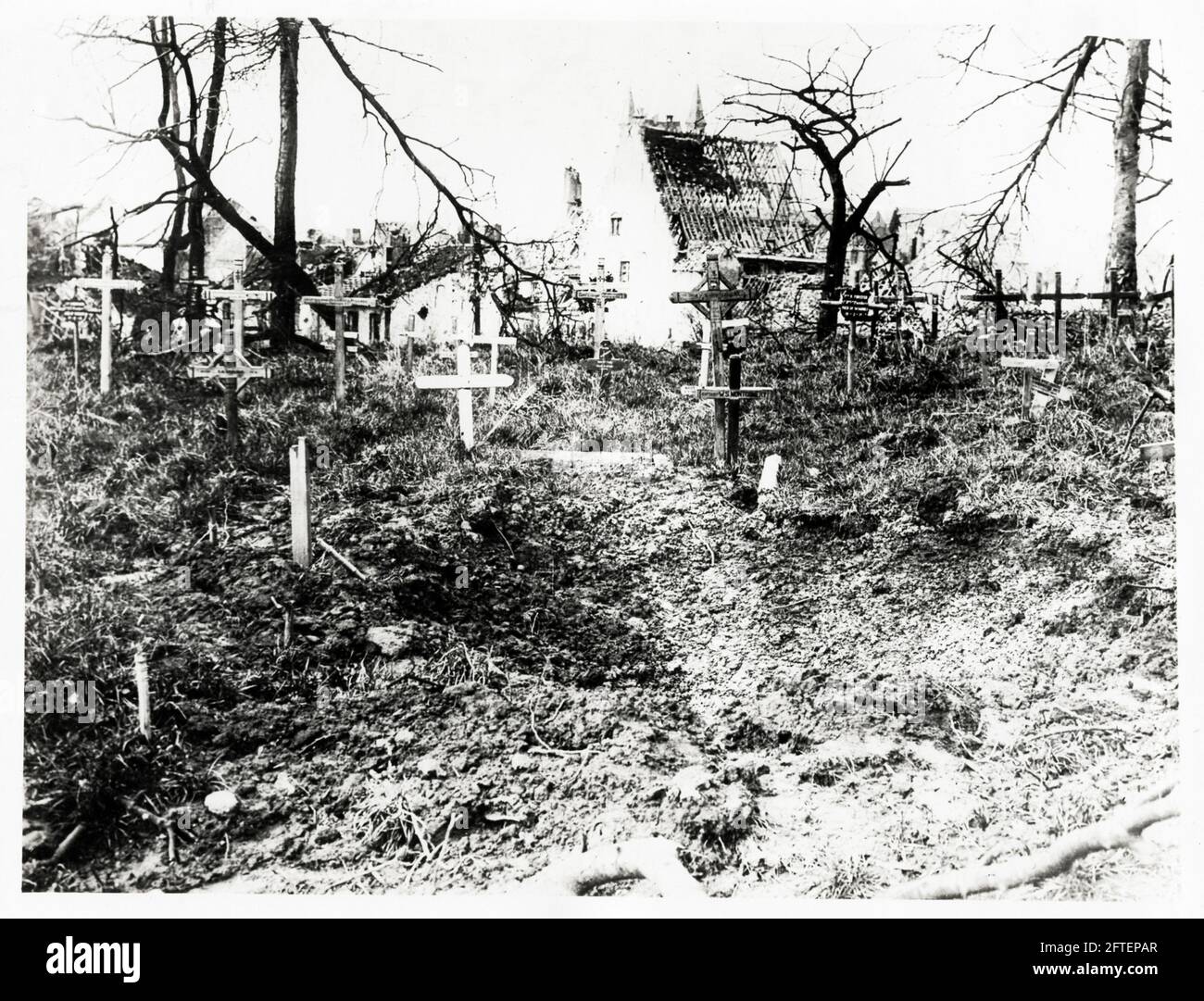 Première Guerre mondiale, première Guerre mondiale, Front occidental - UN cratère en coquille dans un cimetière, Flandre, Belgique Banque D'Images