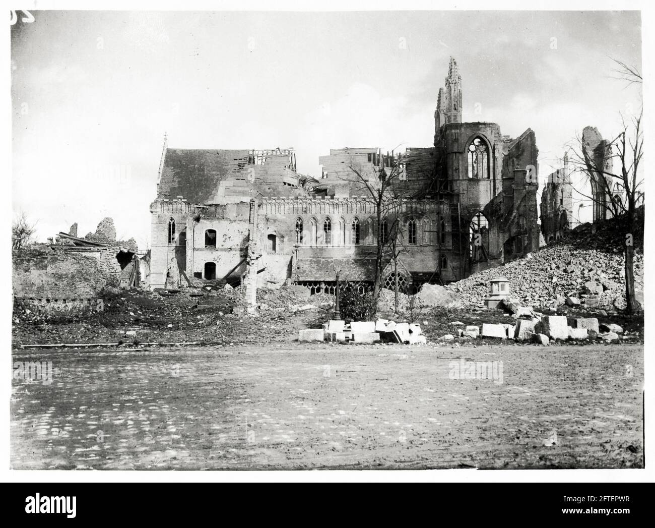 Première Guerre mondiale, première Guerre mondiale, Front occidental - ruines de la cathédrale après bombardement, Ypres, Flandre Occidentale, Belgique Banque D'Images