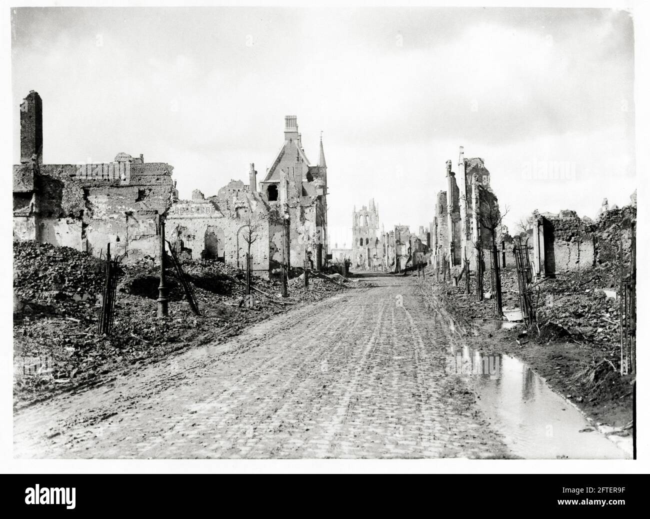 Première Guerre mondiale, première Guerre mondiale, Front occidental - ruines d'une des rues principales après bombardement, Ypres, Flandre Occidentale, Belgique Banque D'Images