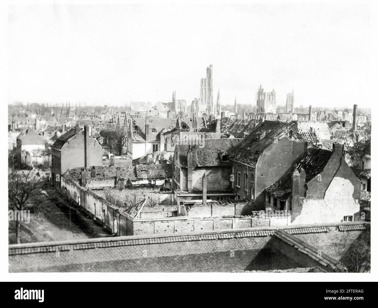 Première Guerre mondiale, première Guerre mondiale, Front occidental - vue des ruines d'Ypres regardant l'est après le bombardement, Flandre Occidentale, Belgique Banque D'Images