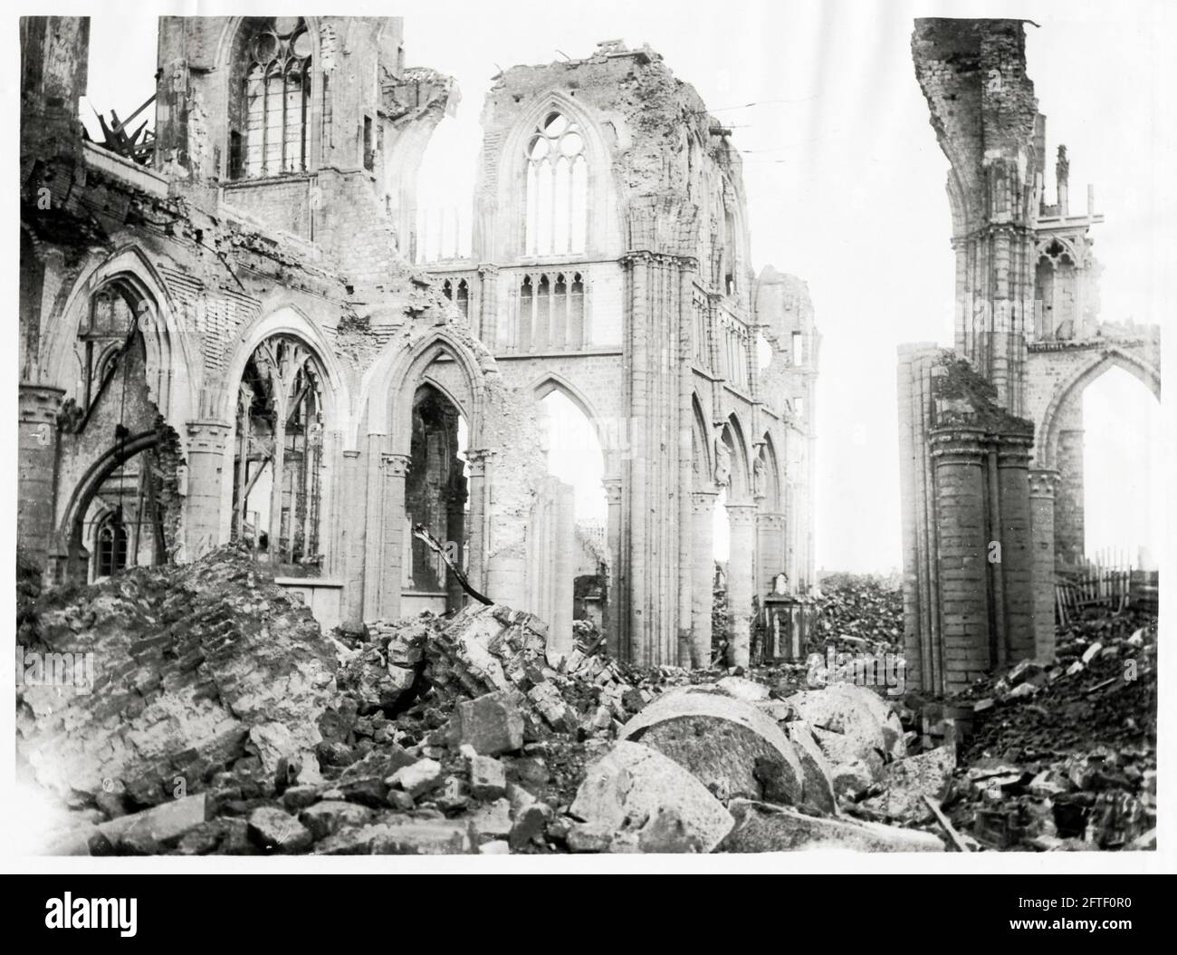 Première Guerre mondiale, première Guerre mondiale, Front occidental - intérieur de la cathédrale en ruines, Ypres, Flandre Occidentale, Belgique Banque D'Images