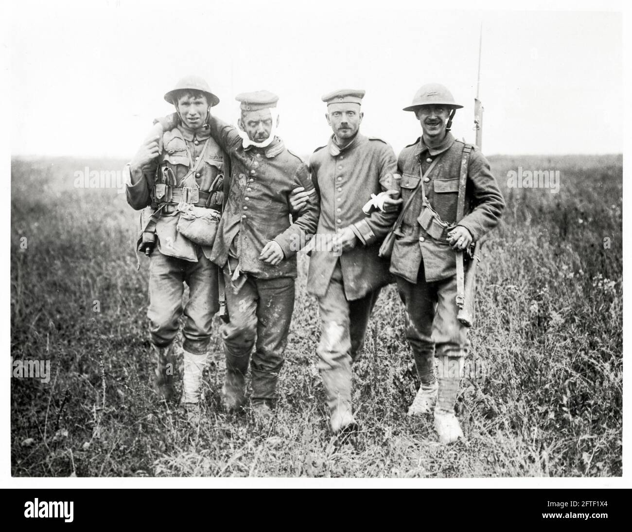 Première Guerre mondiale, première Guerre mondiale, front occidental - soldats britanniques avec des prisonniers allemands blessés, France Banque D'Images