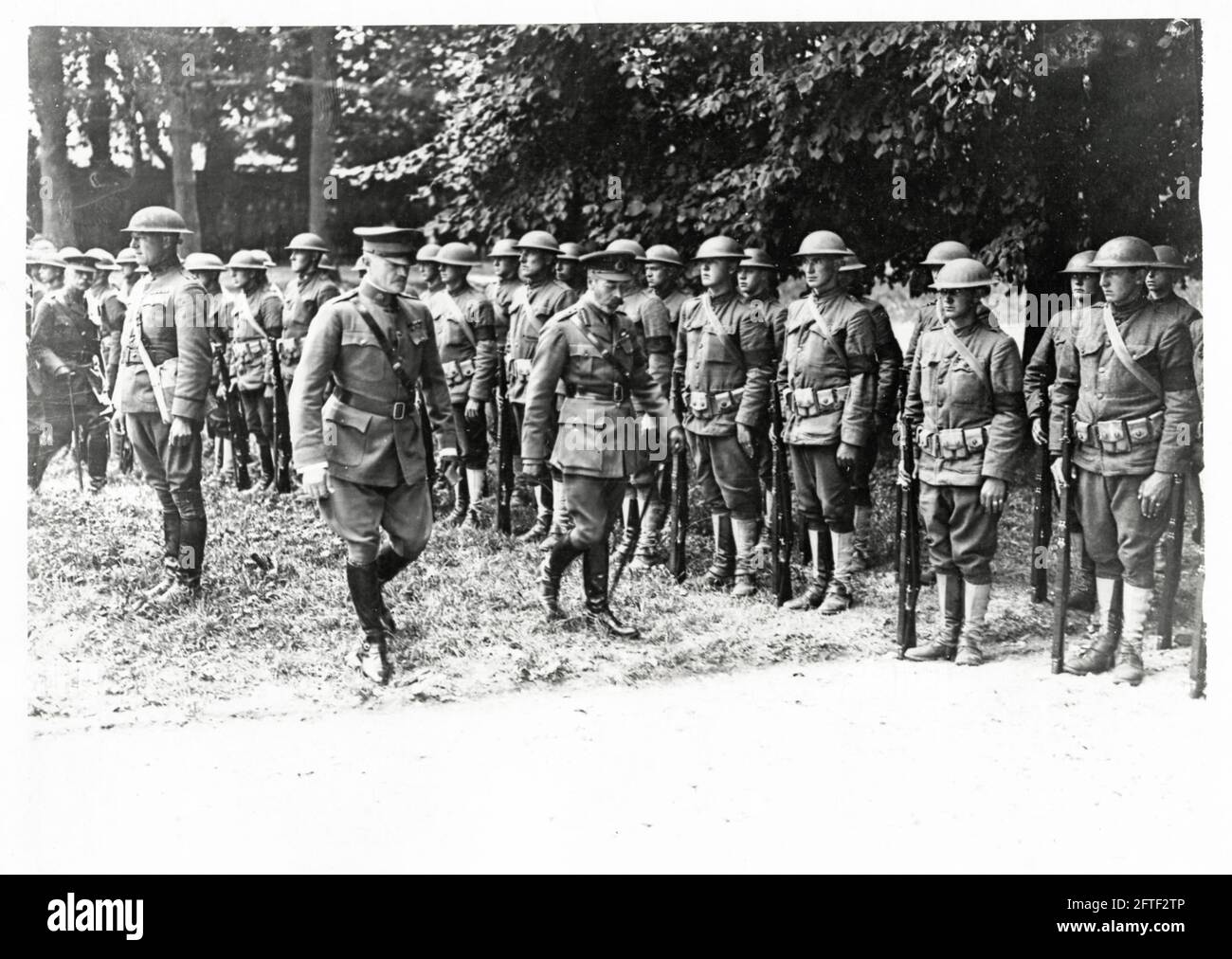 Première Guerre mondiale, première Guerre mondiale, front occidental - le roi George V inspecte les troupes américaines, France Banque D'Images