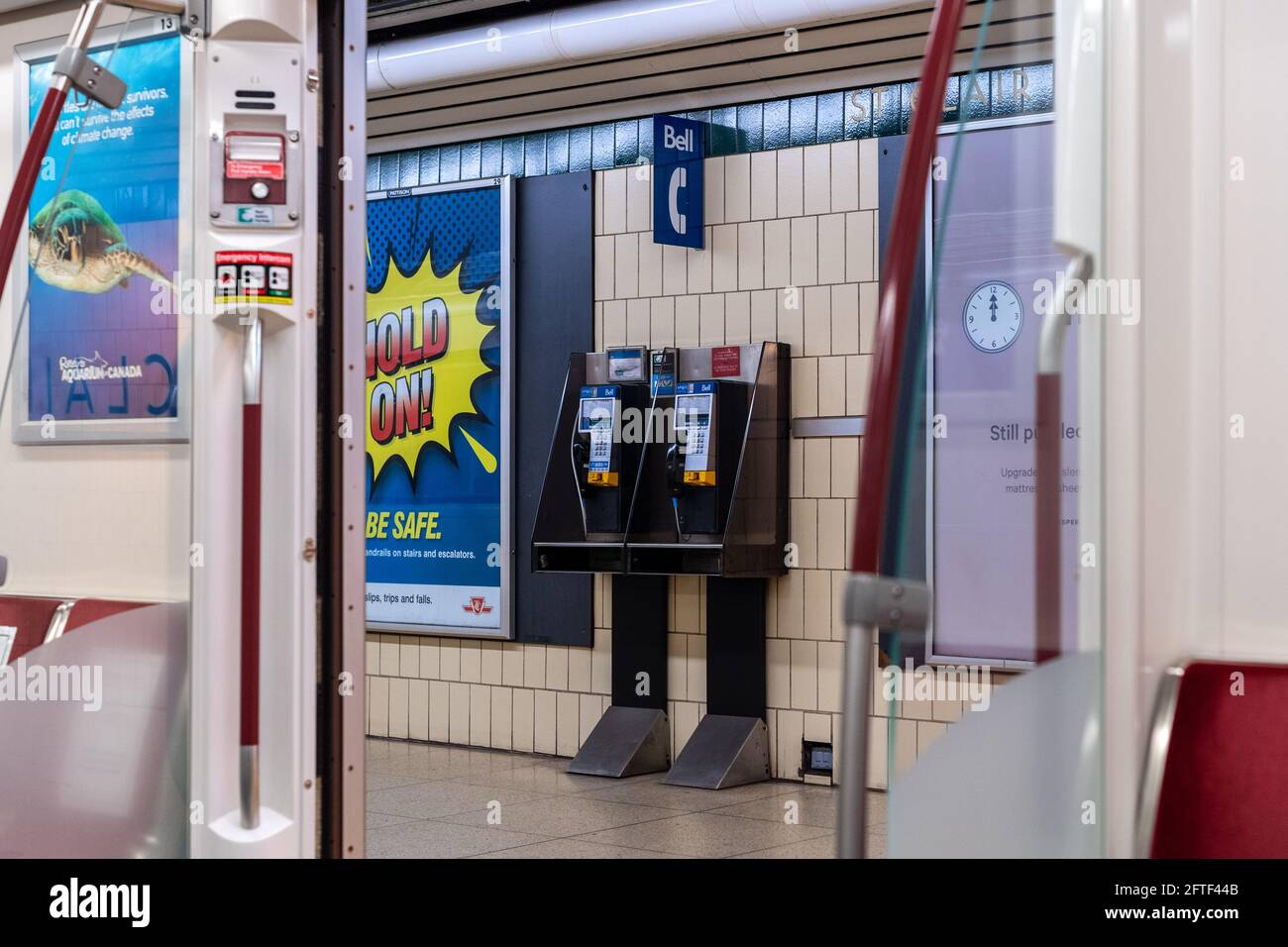 Téléphones payants vus de l'intérieur d'un métro TTC À la ligne 1 du transport public de la Toronto Transit Commission Au Canada Banque D'Images