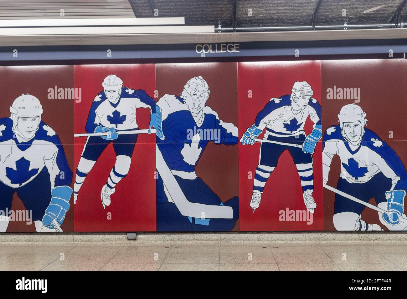 Programme d'art public TTC. L'art urbain sur le thème du Maple Leaf Hockey à la station de métro College de Toronto, Canada. TTC signifie Toronto Transit Commission Banque D'Images