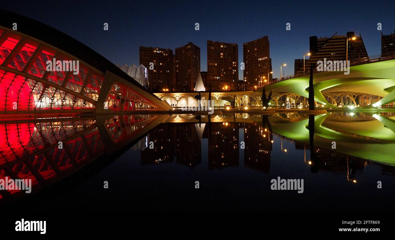 Valence, , Espagne. Décembre 2016. Image nocturne de l'Hemisferic, à côté du Palais des Arts, oeuvre des architectes Santiago Calatrava Banque D'Images