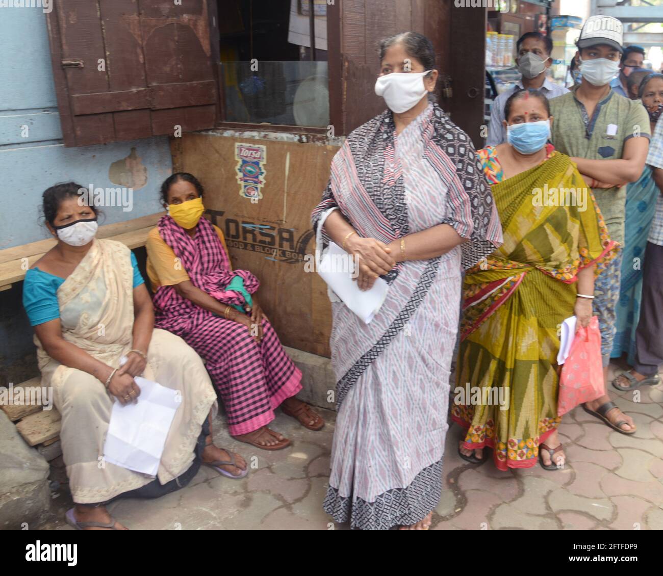 Kolkata, Inde. 21 mai 2021. Les gens attendent à l'extérieur d'un centre de santé pour leur deuxième dose de vaccin COVID 19 car le cas de COVID 19 a augmenté dans tout l'État. (Photo de Ved Prakash/Pacific Press) Credit: Pacific Press Media production Corp./Alay Live News Banque D'Images