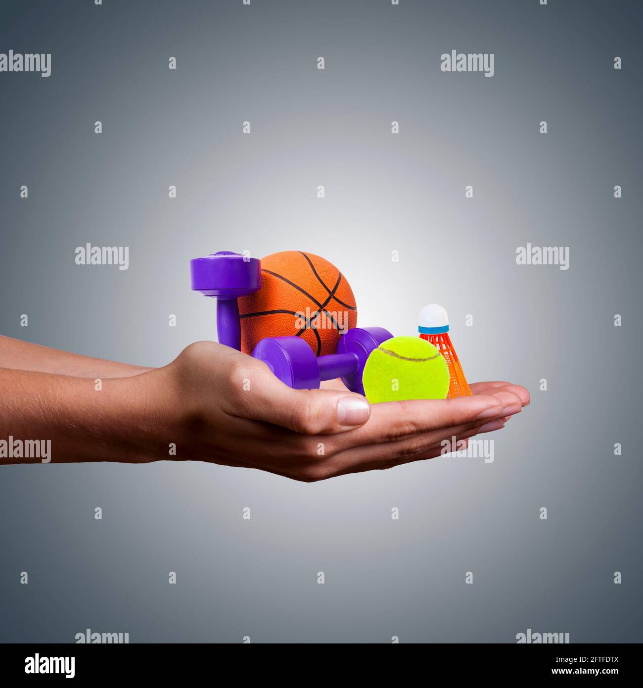 mains tenant des articles de sport, concept de style de vie sain Banque D'Images