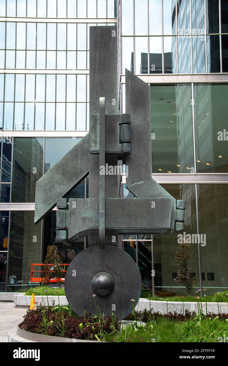 Sculpture urbaine métallique abstraite à l'intersection de la rue King et de l'avenue University dans le quartier du centre-ville de Toronto, au Canada Banque D'Images