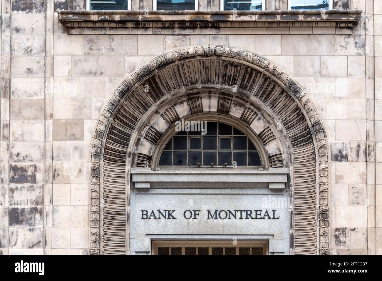 Détail architectural d'un vieux bâtiment en pierre avec le panneau « Banque de Montréal » vu dans la rue Yonge, dans le quartier du centre-ville de Toronto, Canada Banque D'Images