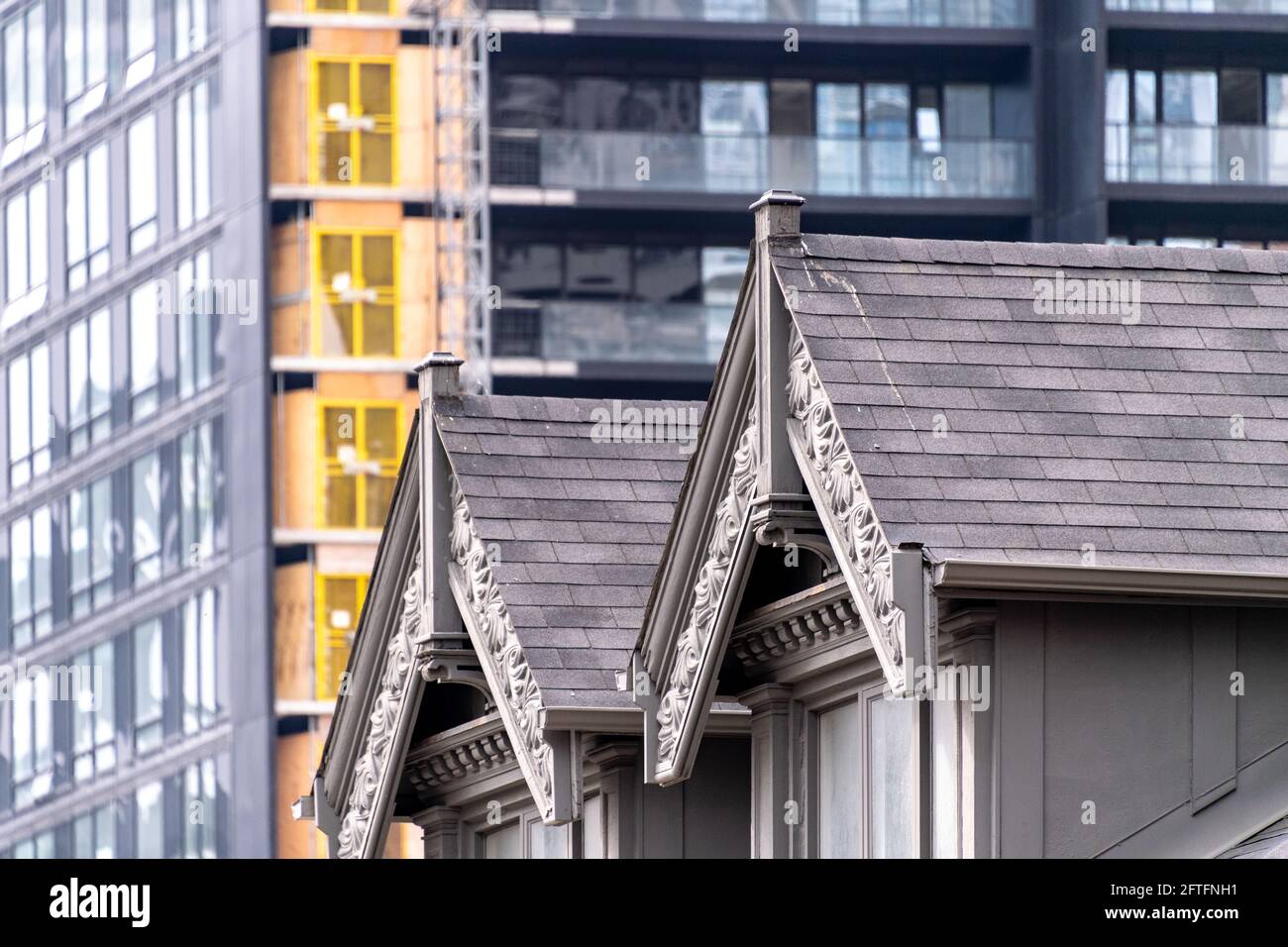 Contraste architectural de l'architecture de style victorien et des gratte-ciels modernes dans la rue Yonge, au centre-ville de Toronto, au Canada Banque D'Images