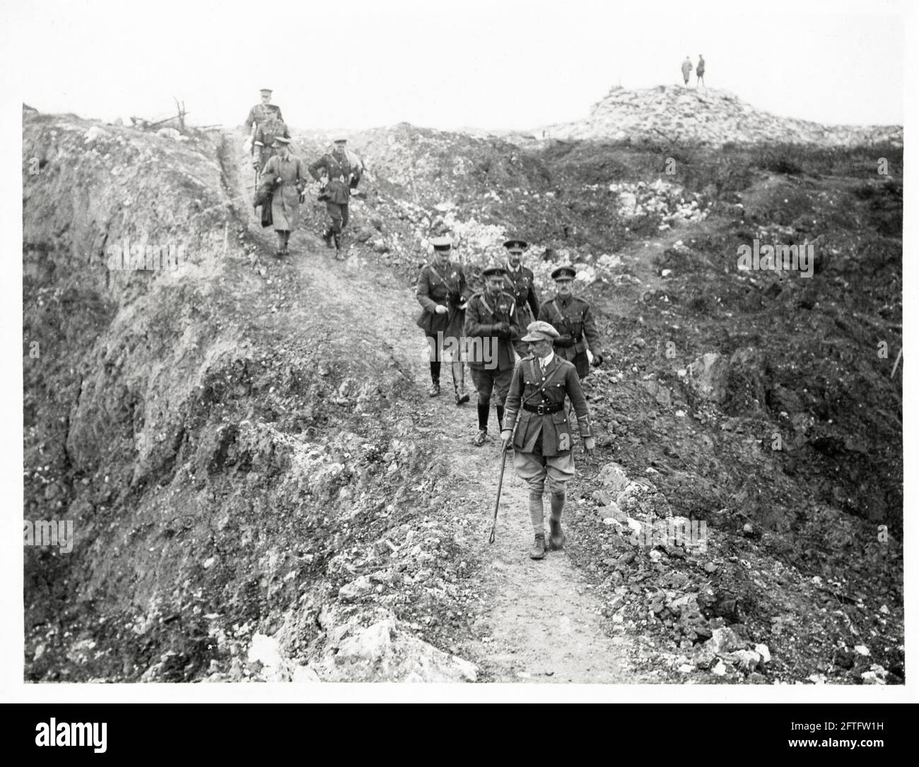 Première Guerre mondiale, première Guerre mondiale, front occidental - le roi George V passe entre deux grands cratères de mine près de Mametz, France Banque D'Images