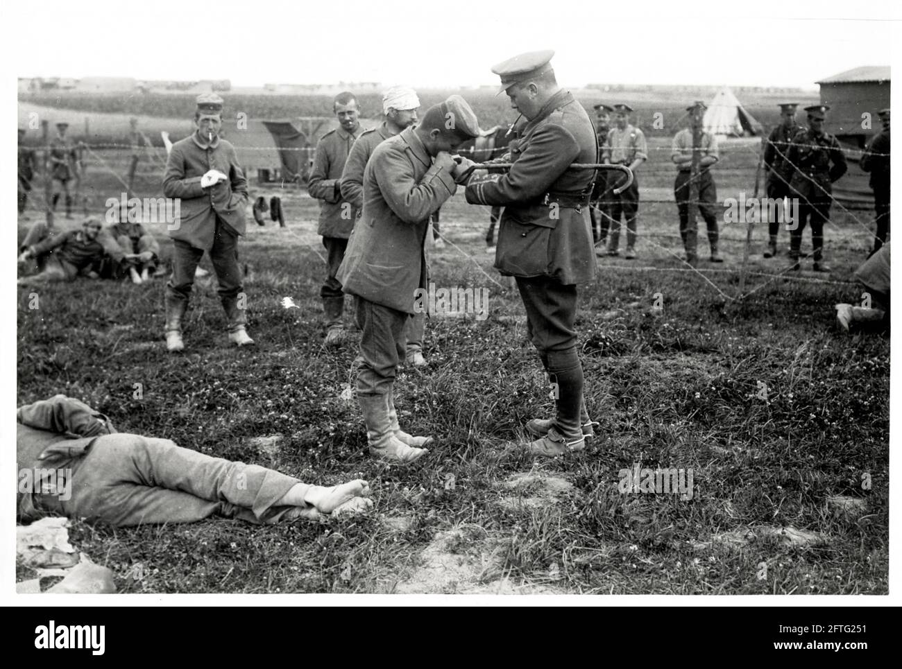Première Guerre mondiale, première Guerre mondiale, front occidental - le docteur allume la cigarette pour homme blessé, France Banque D'Images