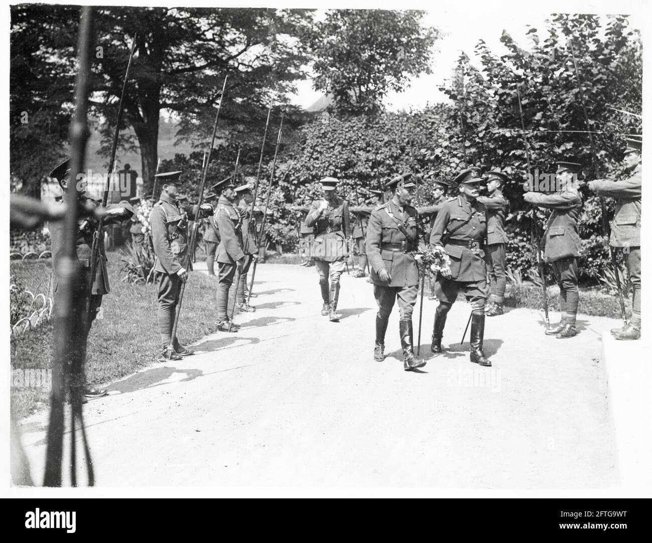 Première Guerre mondiale, première Guerre mondiale, front occidental - le roi George V porte un bouquet de fleurs qui lui est présenté par une petite fille, la France Banque D'Images