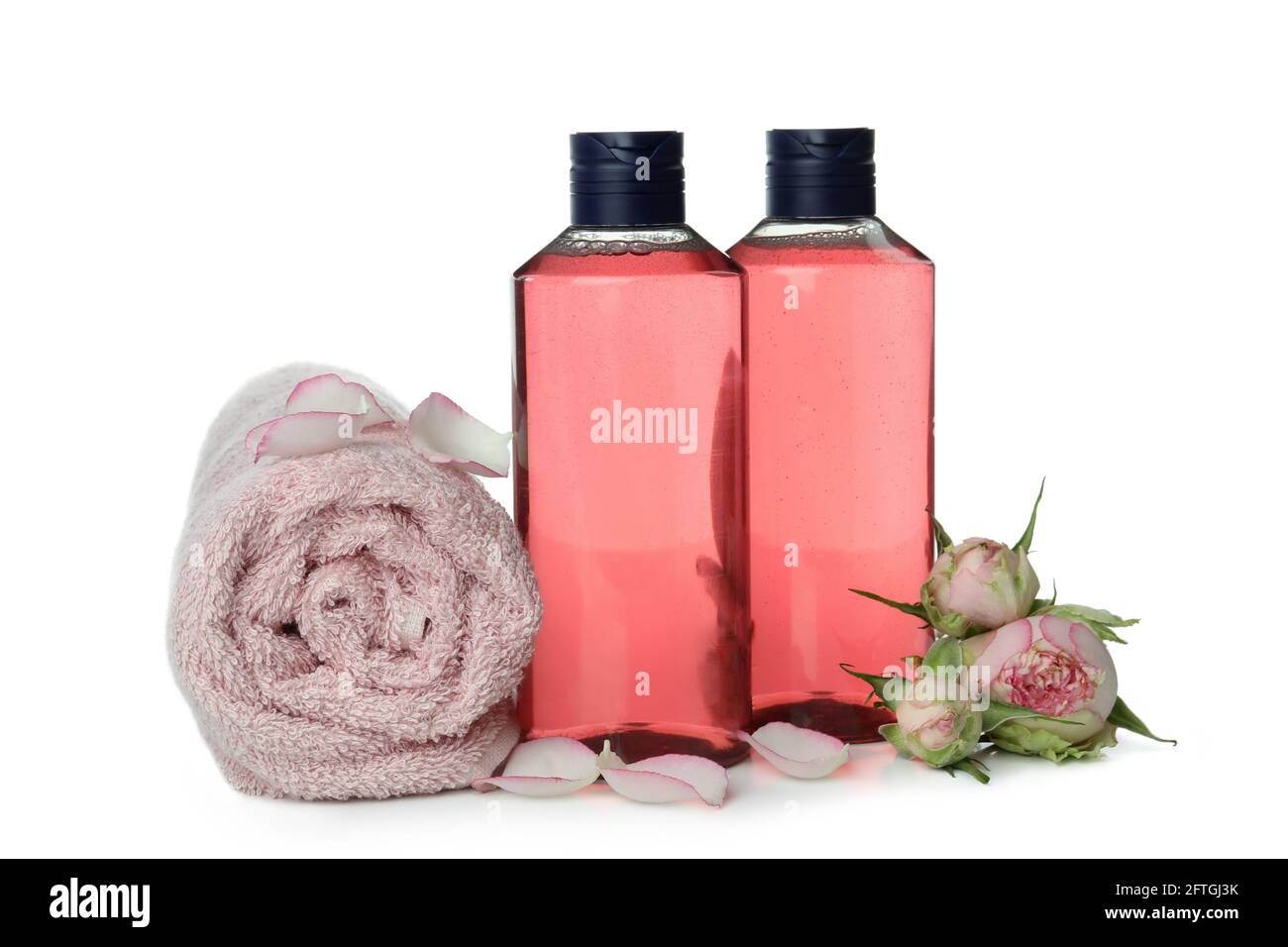 Gels de douche, serviettes et roses isolés sur fond blanc Banque D'Images