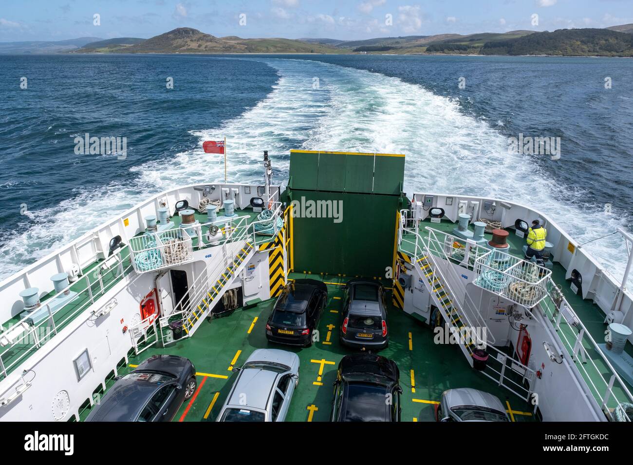 Vue depuis la poupe de la MV Finlagan rouler sur le ferry de voiture sur la route à Islay de Kennacroig, Argyll. Banque D'Images