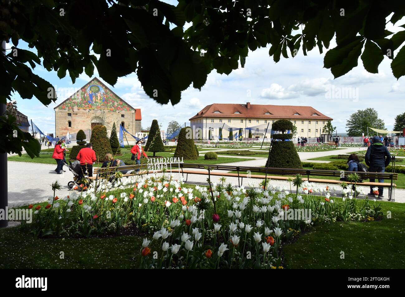 Erfurt, Allemagne. 21 mai 2021. Les visiteurs se promitent sur le terrain du Federal Garden Show de Petersberg. À Erfurt, le chiffre de sept jours pour les nouvelles infections de Corona pour 100,000 habitants est maintenant stable en dessous de 100, c'est pourquoi il est une fois de plus possible de visiter les jardins de bière ou les terrasses de restaurants en plein air ici. Dans le même temps, l'industrie du tourisme remarque de nouveau la demande de courts séjours dans la ville. Credit: Martin Schutt/dpa-Zentralbild/dpa/Alay Live News Banque D'Images