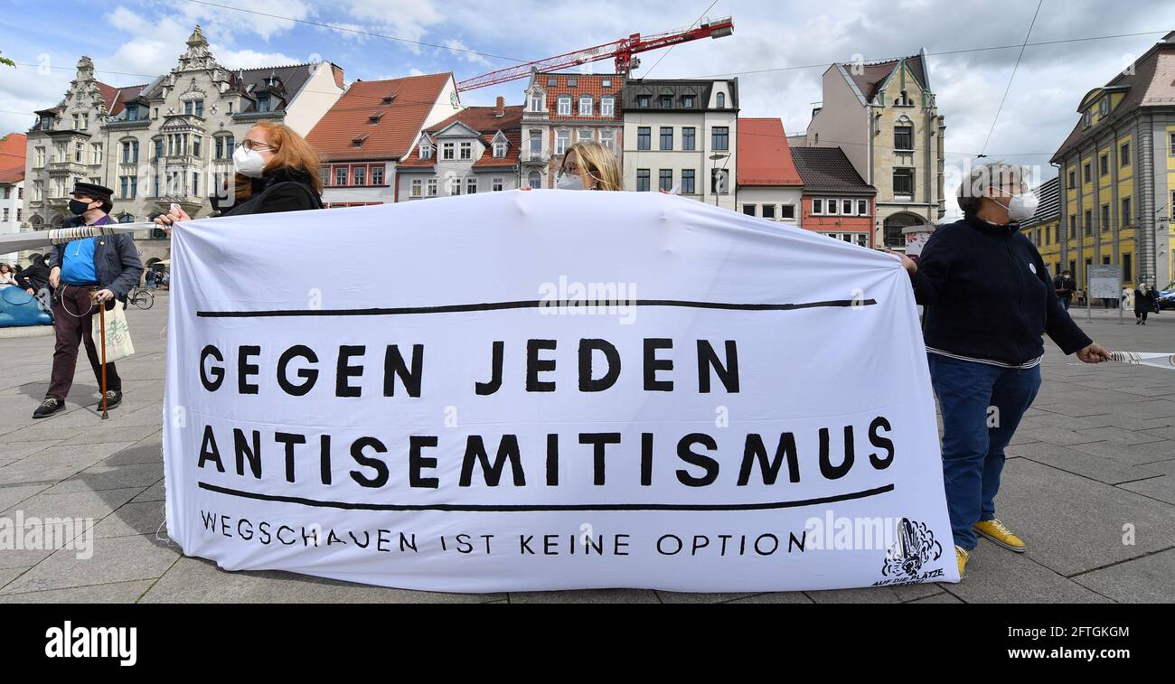 Erfurt, Allemagne. 21 mai 2021. Une bannière avec l'inscription "contre tout antisémitisme. Regarder loin n'est pas une option" est tenu par les citoyens à un rassemblement sur la colère. Le ministre de l'intérieur de la Thuringe a également participé au rassemblement. Credit: Martin Schutt/dpa-Zentralbild/dpa/Alay Live News Banque D'Images