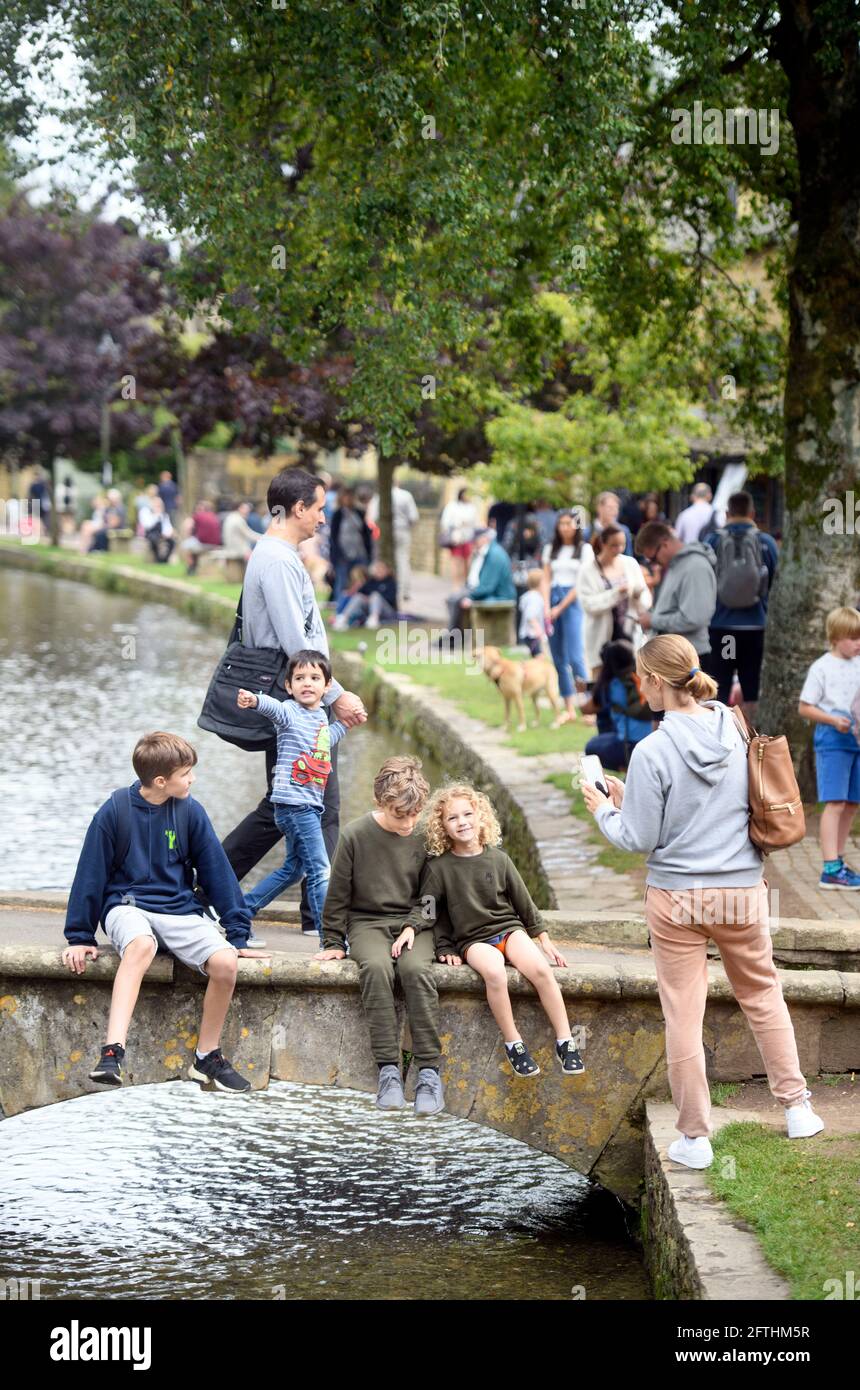 Scènes dans le village de Bourton-sur-l'eau de Cotswold qui est en train de vivre Nombre de visiteurs sans précédent pendant la pandémie du coronavirus (août 2020) Banque D'Images