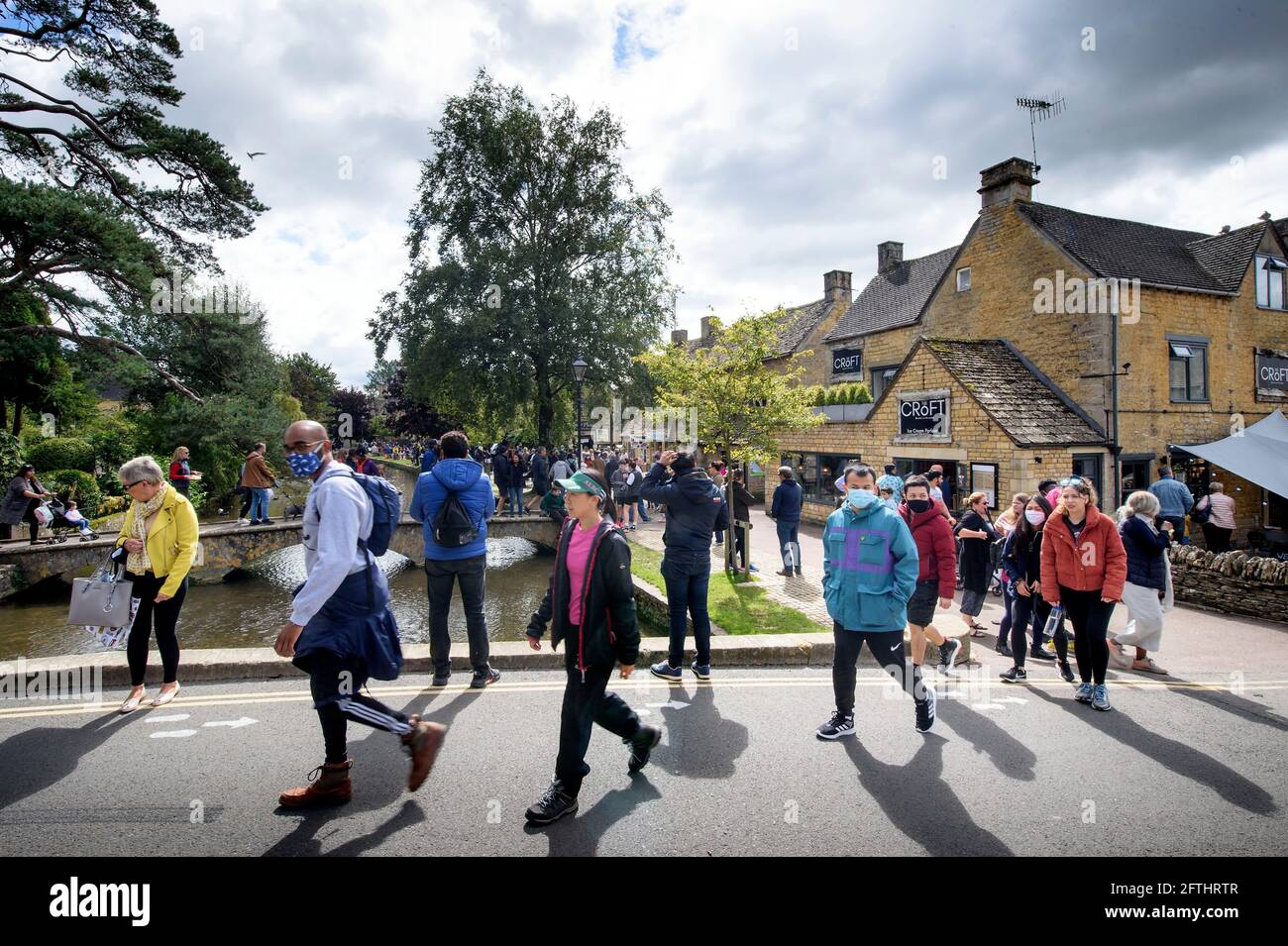 Scènes dans le village de Bourton-sur-l'eau de Cotswold qui est en train de vivre Nombre de visiteurs sans précédent pendant la pandémie du coronavirus Banque D'Images