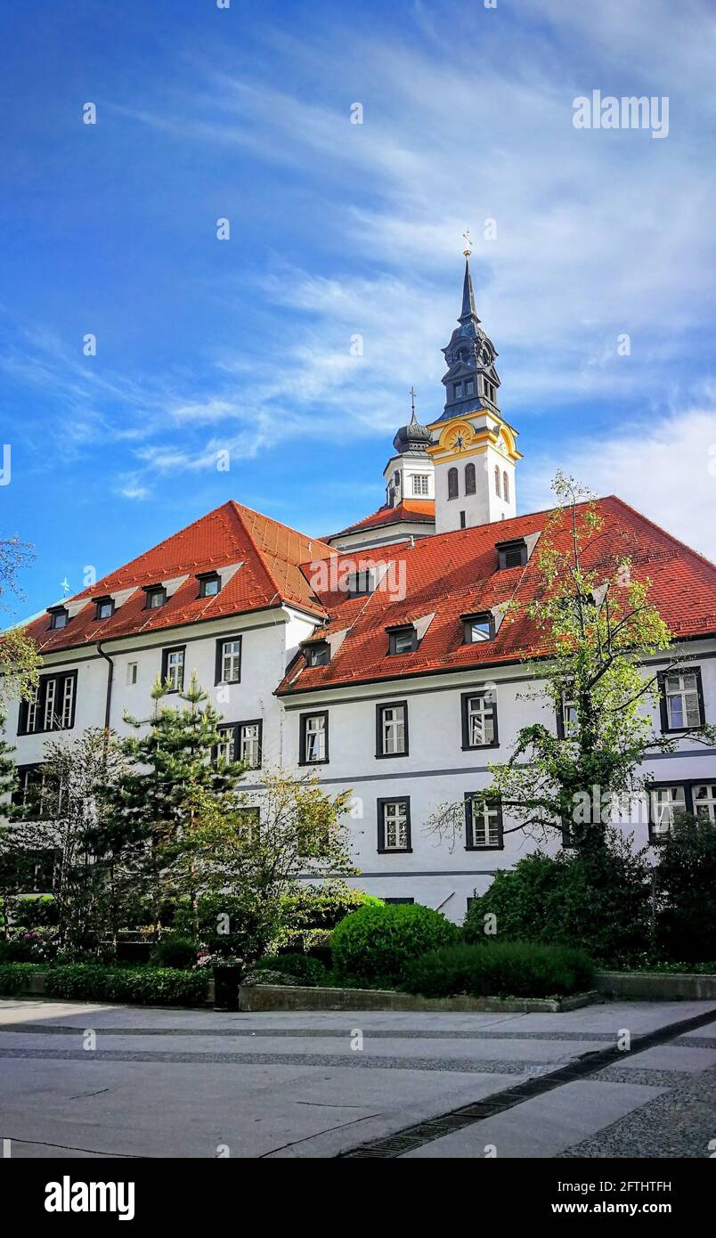 Vue sur le monastère d'Ursuline et l'église de la Sainte Trinité, Ljubljana, Slovénie Banque D'Images