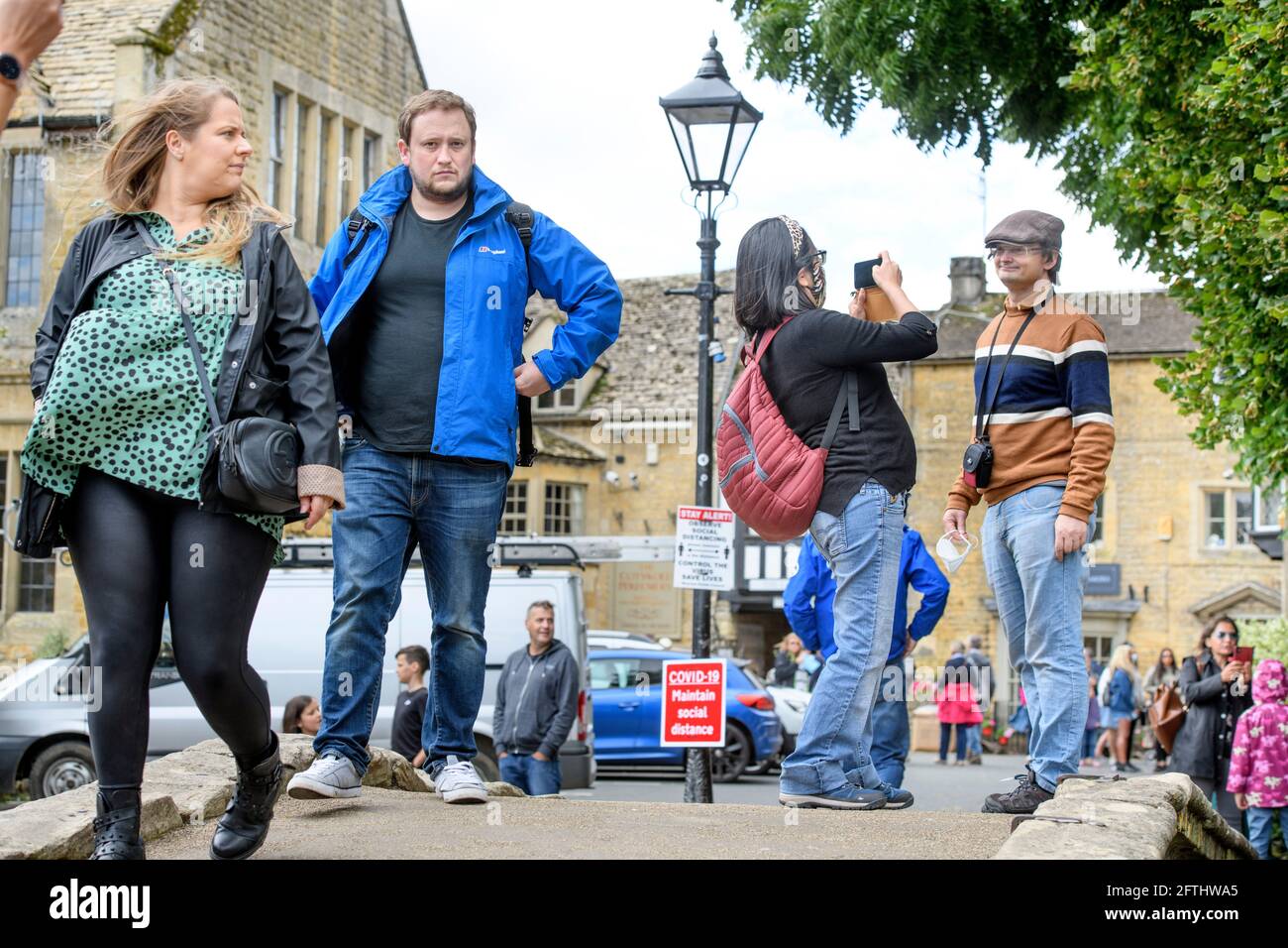 Scènes dans le village de Bourton-sur-l'eau de Cotswold qui est en train de vivre Nombre de visiteurs sans précédent pendant la pandémie du coronavirus Banque D'Images