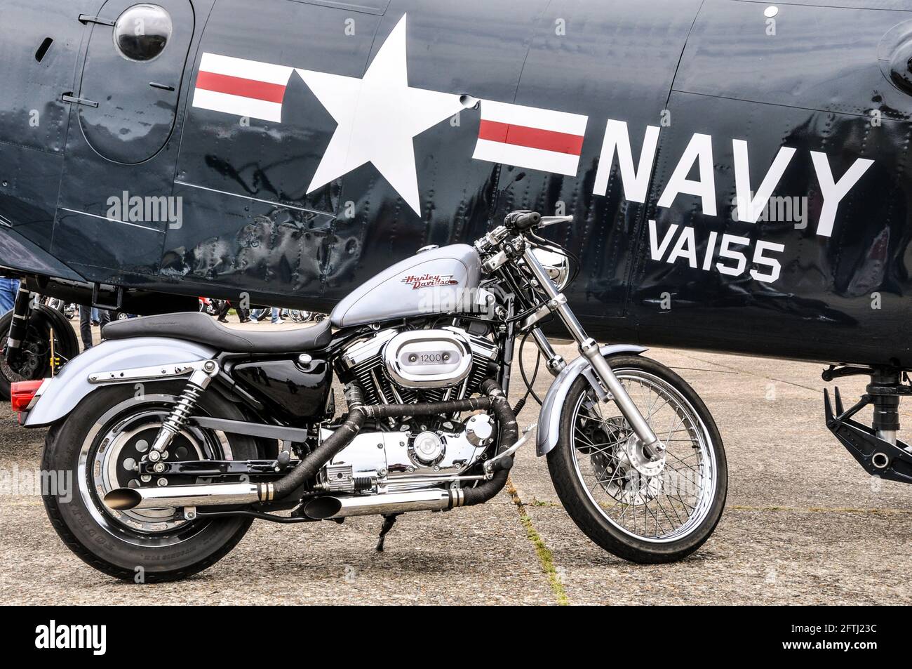 Harley Davidson 1200 moto avec un avion de chasse de la US Navy avec étoile et bar insigne américain. Avion de la marine des États-Unis et moto des États-Unis Banque D'Images