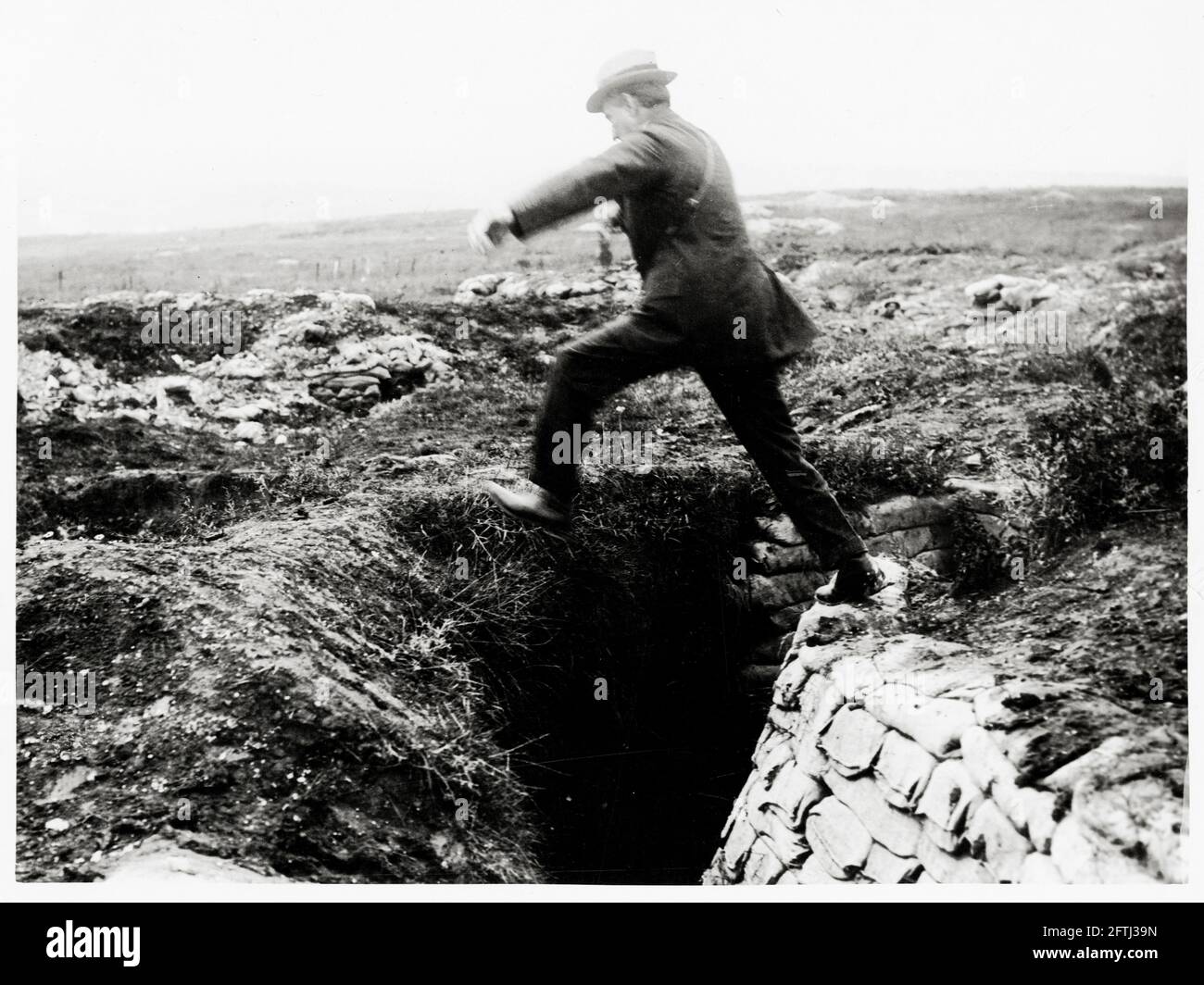 Première Guerre mondiale, première Guerre mondiale, front occidental - le Lord Chief Justice Lord Reading saute sur une tranchée sur le champ de bataille Banque D'Images