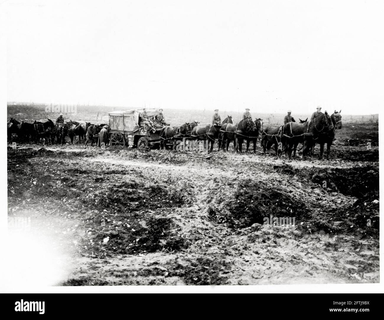 Première Guerre mondiale, première Guerre mondiale, Western Front - une ambulance et 10 chevaux traversant des terrains humides et lourds, en France Banque D'Images