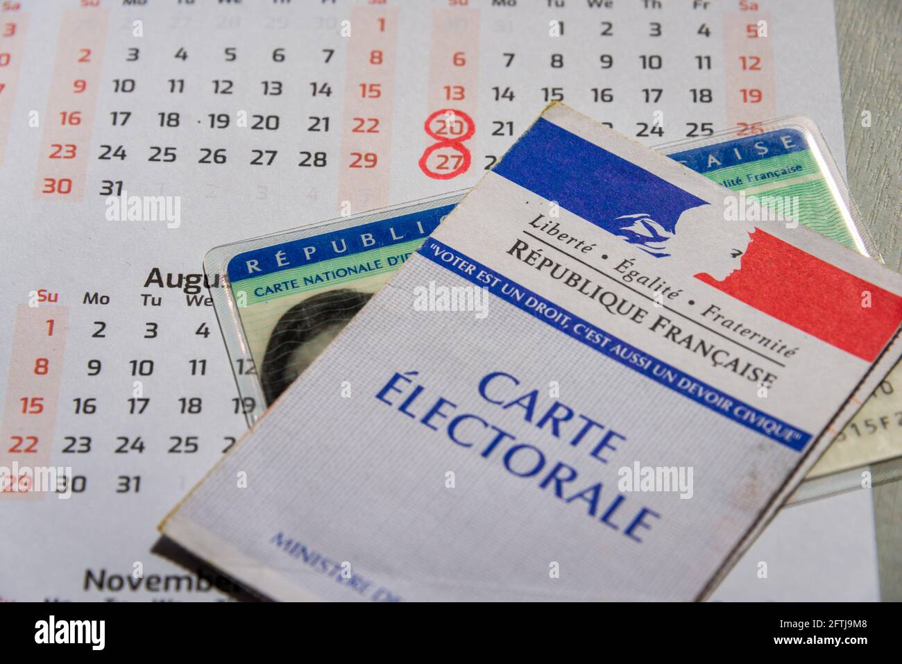 L'isle sur la sorgue ,vaucluse ,France . 05/21/2021 carte de vote ou carte électronique avec carte d'identité et calendrier avec les dates de la région suivante Banque D'Images