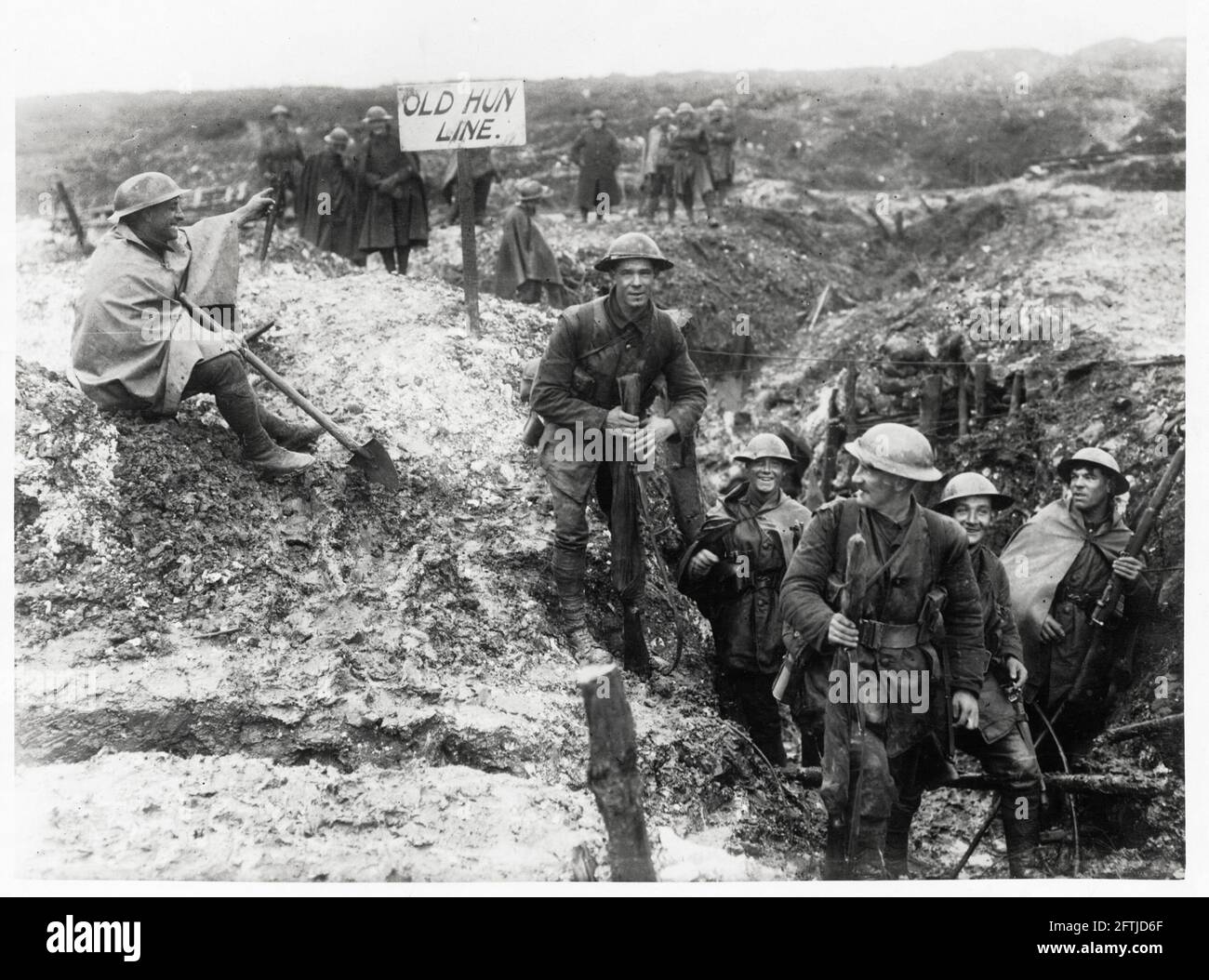 Première Guerre mondiale, première Guerre mondiale, front occidental - les troupes bénéficiant de la possession d'une tranchée allemande nouvellement capturée, France Banque D'Images