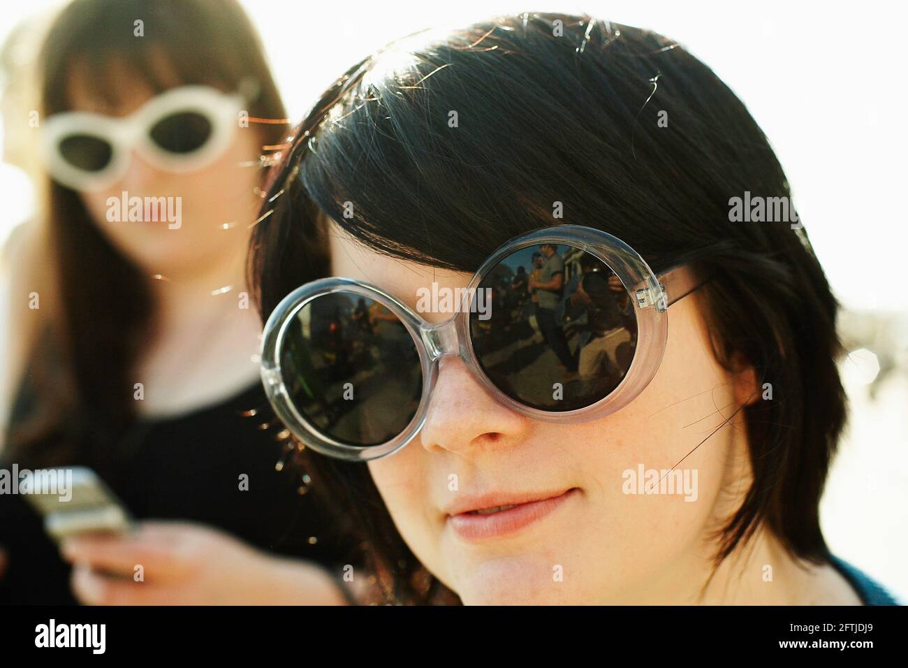 GRANDE-BRETAGNE / Angleterre / Brighton / Portrait de deux adolescentes posant dans des lunettes de soleil. Banque D'Images