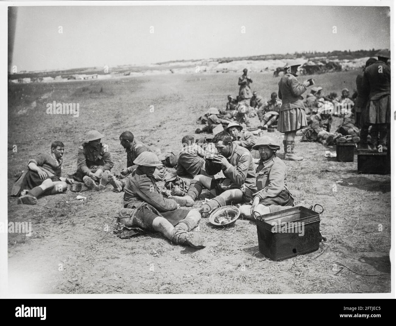 Première Guerre mondiale, première Guerre mondiale, front occidental - quelques hommes de la Black Watch prenant le petit déjeuner après avoir livrant une contre-attaque, France Banque D'Images