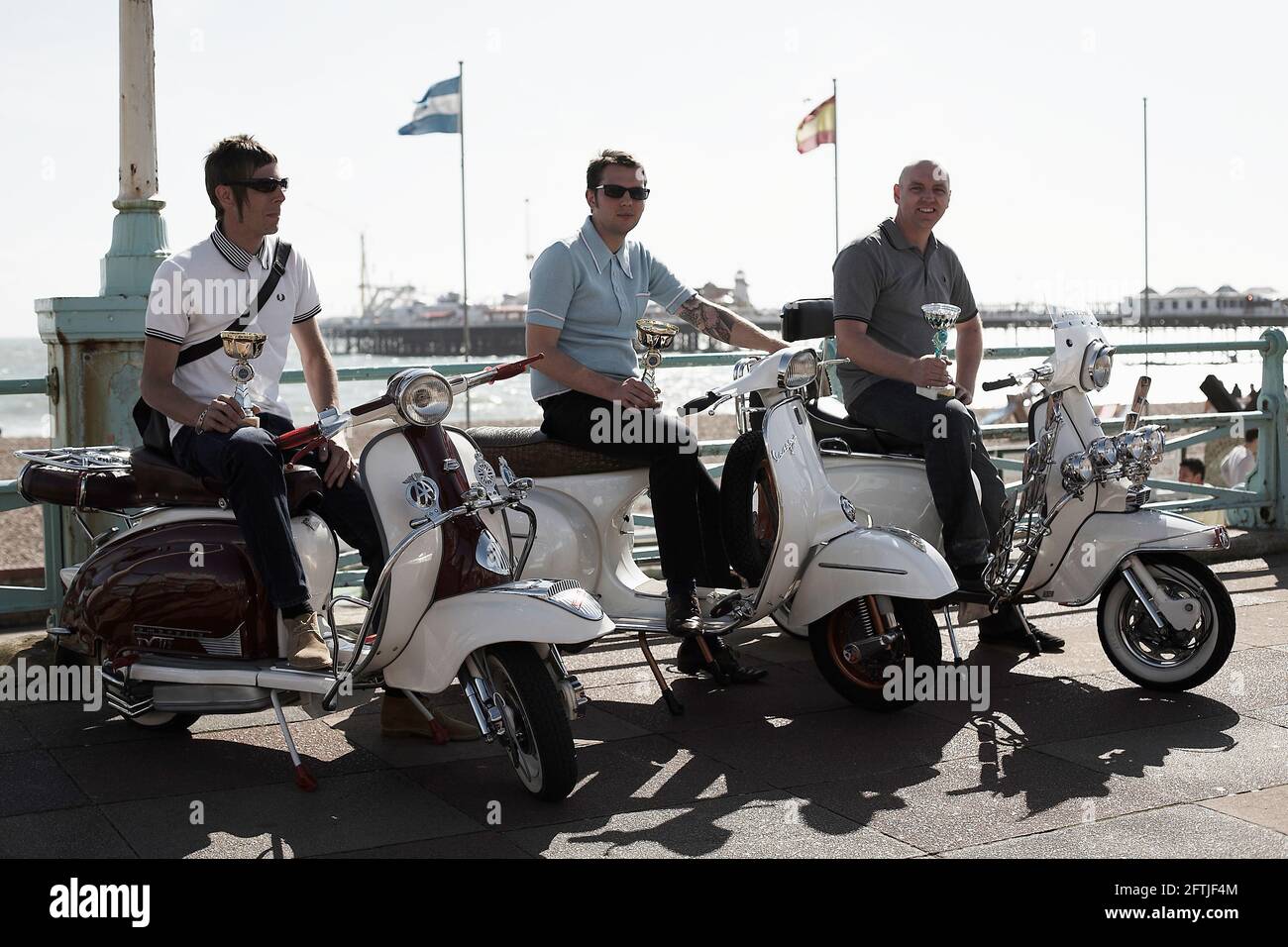 GRANDE-BRETAGNE / Angleterre / Brighton / UN groupe de mods avec leurs scooters décorés. Banque D'Images