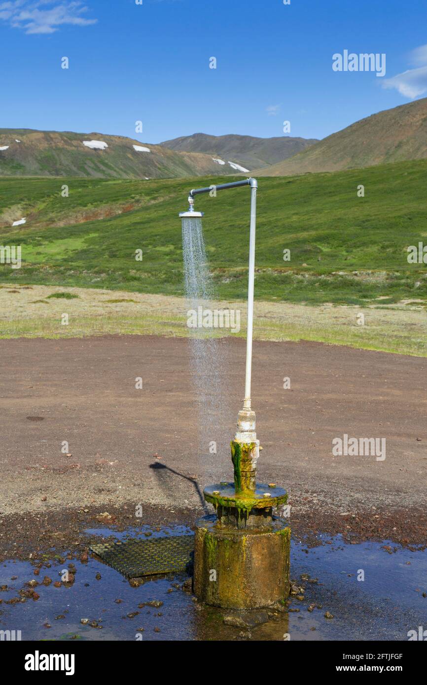 Douche avec eau chaude à Krafla, caldera volcanique dans la zone géothermique de Myvatn en été, nord de l'Islande Banque D'Images
