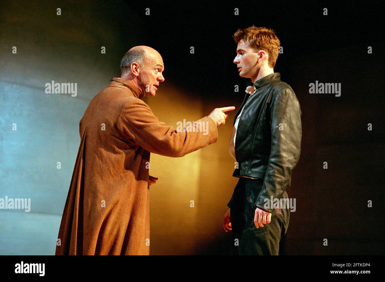 l-r: Des McAleer (Friar Lawrence), David Tennant (Romeo) à ROMEO ET JULIETTE par Shakespeare à la Royal Shakespeare Company (RSC), Royal Shakespeare Theatre, Stratford-upon-Avon 05/07/2000 musique: Stephen Warbeck design: Tom Piper éclairage: Chris Davey combats: Terry King mouvement: Liz Ranken réalisateur: Michael Boyd Banque D'Images