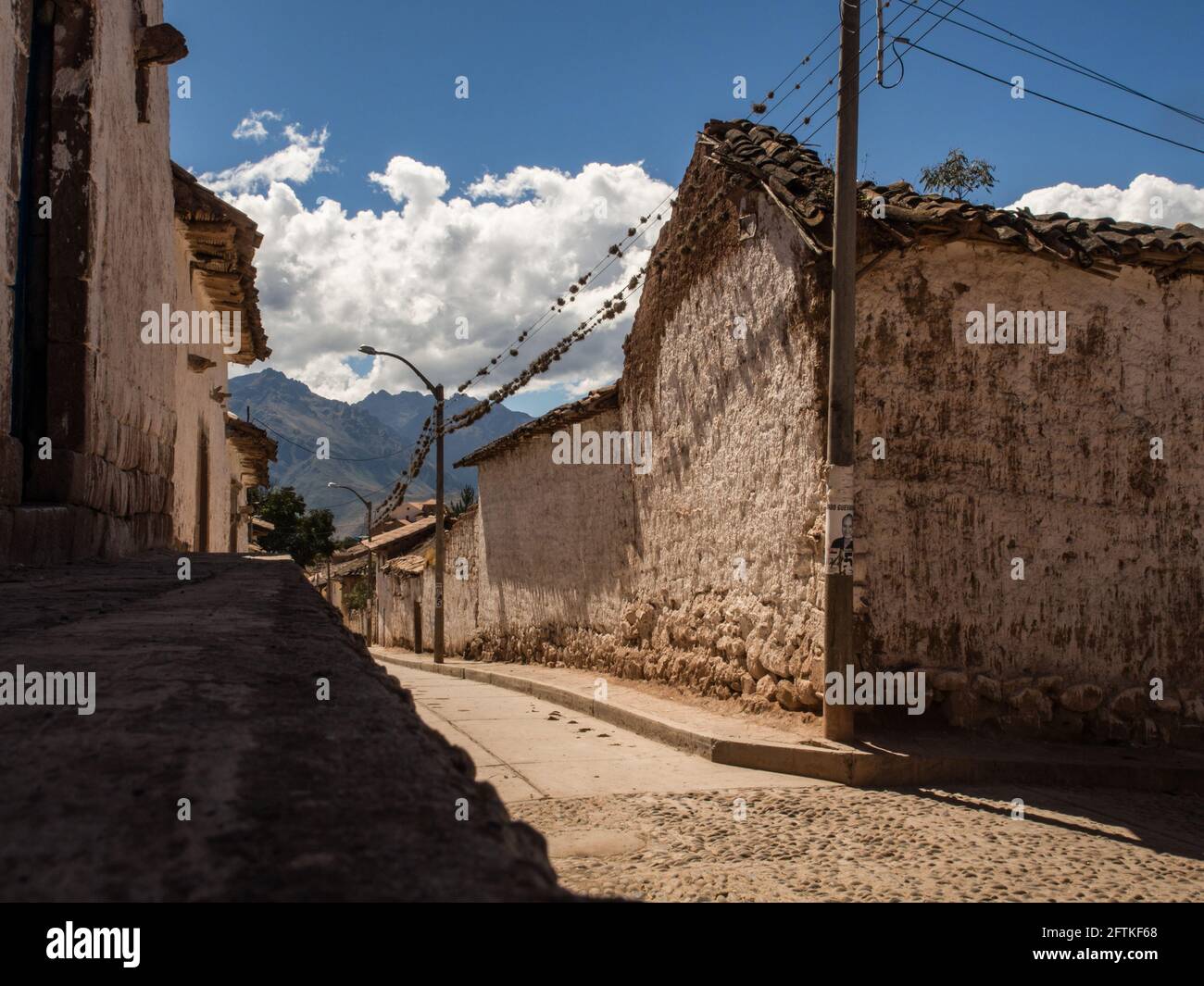 Maras, Pérou 20 mai 2016 : rue à Moras. Les maisons des ruraux pauvres sont faites de matériaux locaux, avec des planchers de terre emballée, des murs d'adobe et de da Banque D'Images