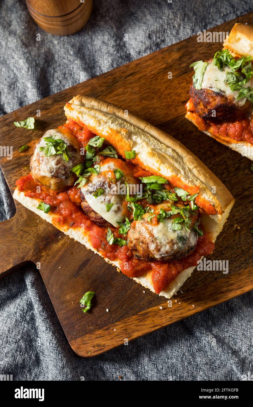 Sandwich Meatball maison avec Marinara et Provolone Banque D'Images