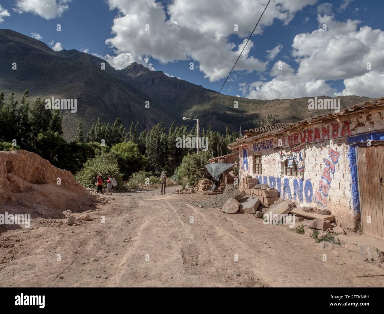 Urubamba, Pérou 20 mai 2016 : rue en petit toan. Maisons faites de matériaux locaux, avec des planchers de terre emballée, des murs d'adobe et de Daub, et des toits de Banque D'Images