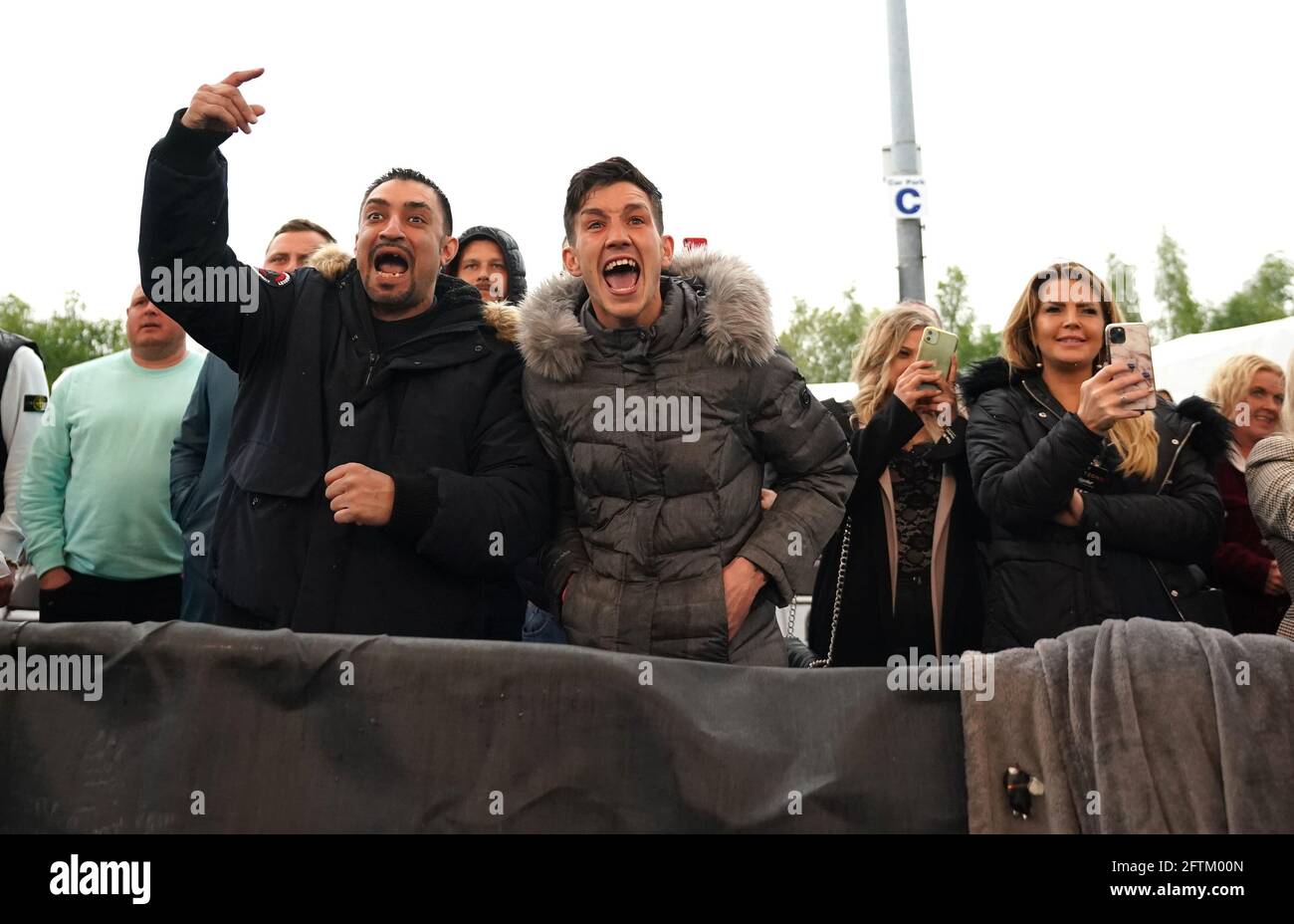 Les fans regardent l'action pendant l'événement de boxe à l'arène FlyDSA, Sheffield. Date de la photo: Vendredi 21 mai 2021. Banque D'Images