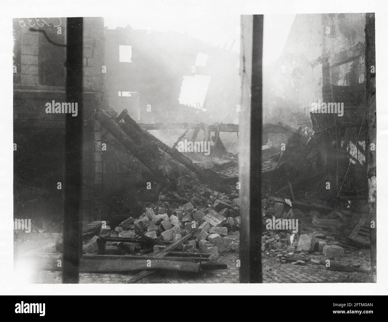 Première Guerre mondiale, première Guerre mondiale, face ouest - photo d'un bâtiment en feu pris immédiatement après la prise de la ville, Baupaume, pas-de-Calais, hauts-de-France, France Banque D'Images