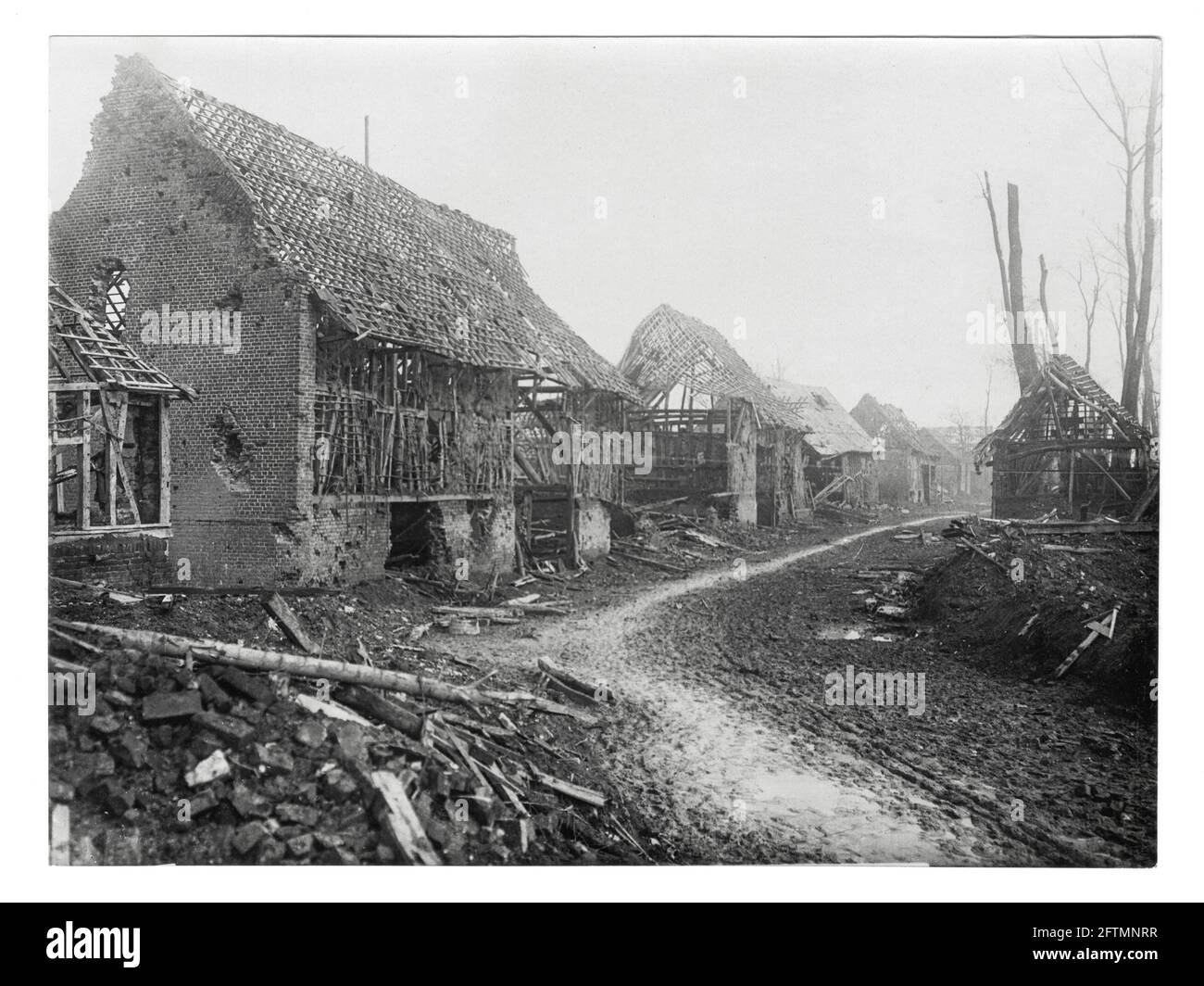Première Guerre mondiale, première Guerre mondiale, face ouest - UNE rue en ruines à Thilloy, Baupaume, pas-de-Calais, hauts-de-France, France Banque D'Images